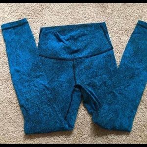Lululemon size 2 Wunder Under spray jacquard
